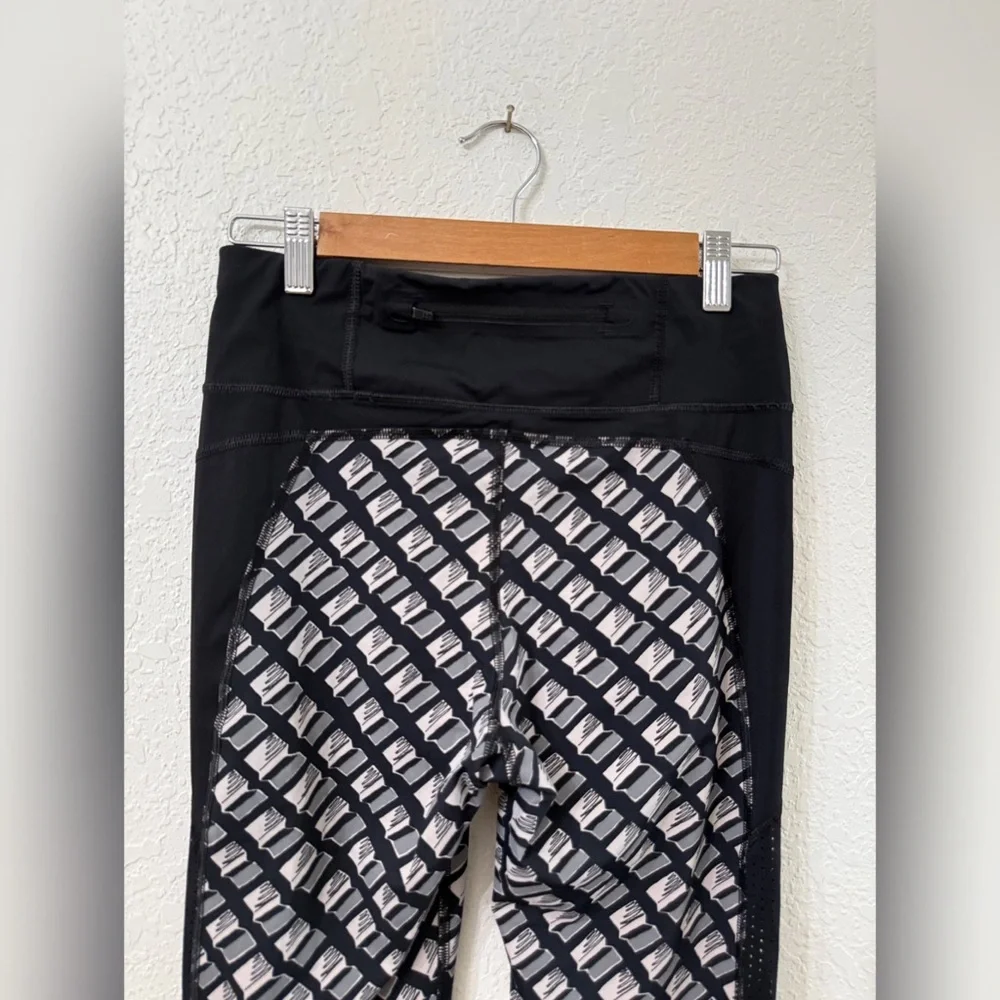 Sweaty Betty Zero Gravity Leggings - Black and Gray Geometric - M